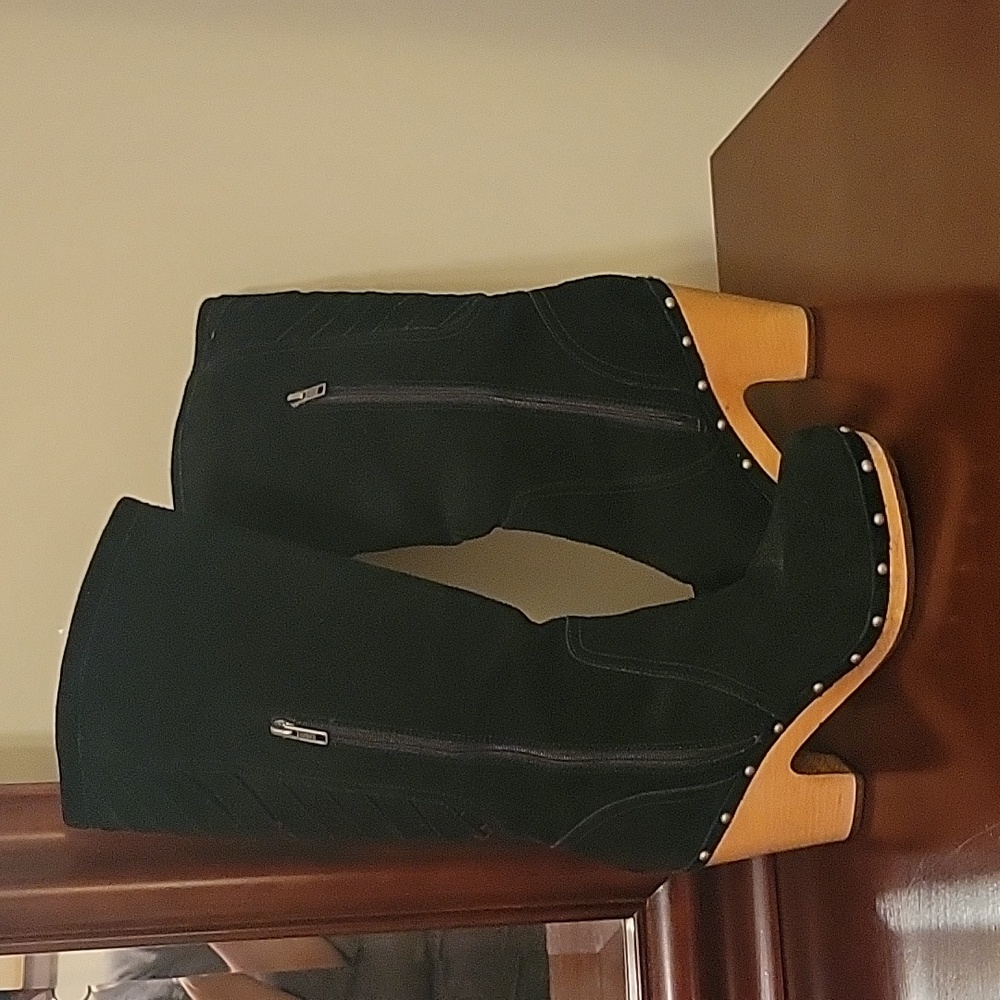 Ugg Women's Black Boots Size 10 - Picture 4 of 6